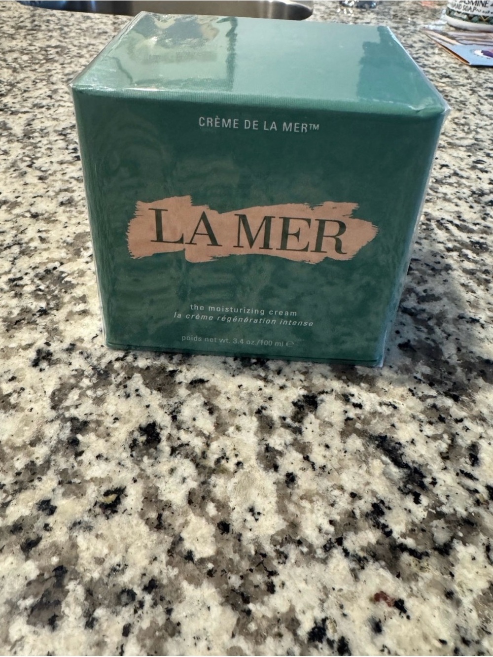 La Mer Moisturizing Cream in Teal and Rose Gold Box